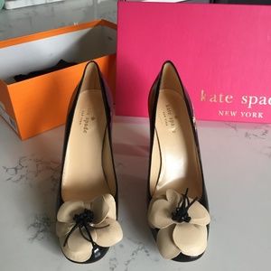 NWB! Kate Spade Zaria black patent leather heels with cream colored flowers.